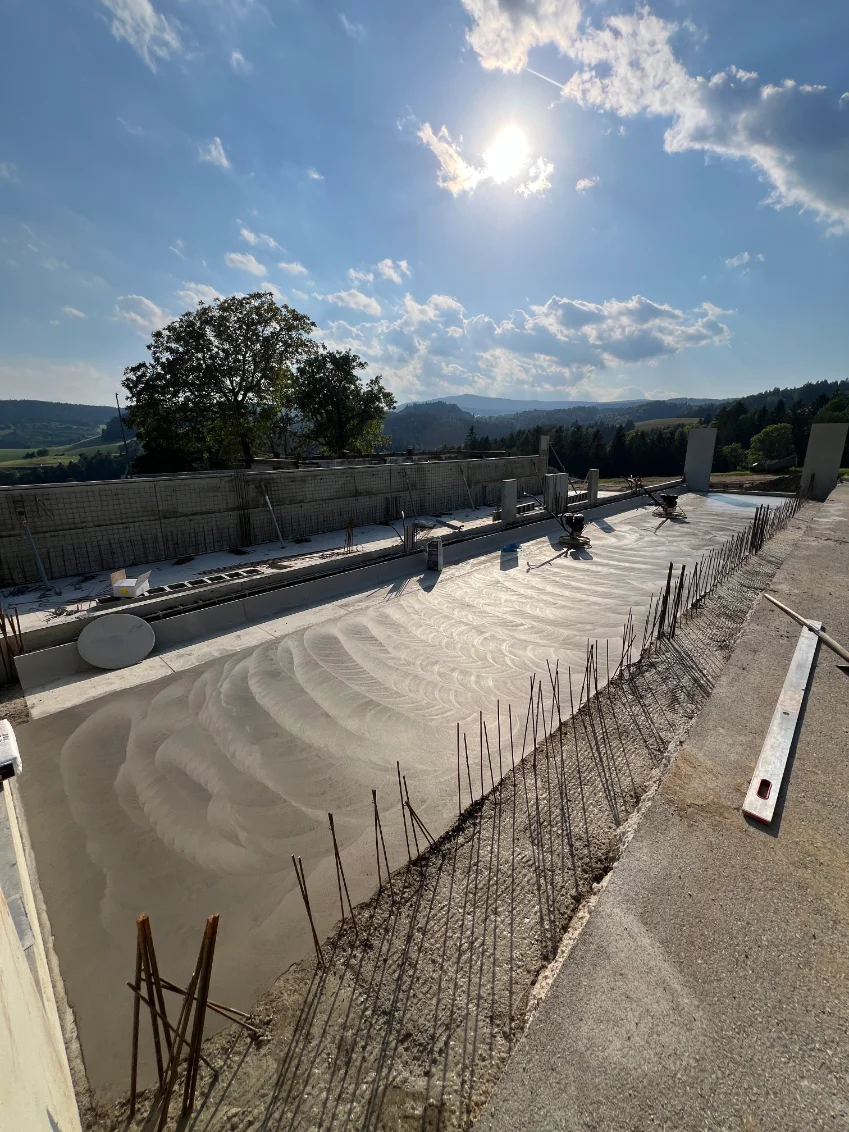 Sveže zaglajen industrijski betonski tlak v hali